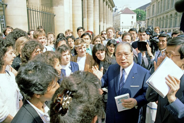 Daisaku Ikeda rencontre des étudiants de la Sorbonne, université Paris V, juin 1989.